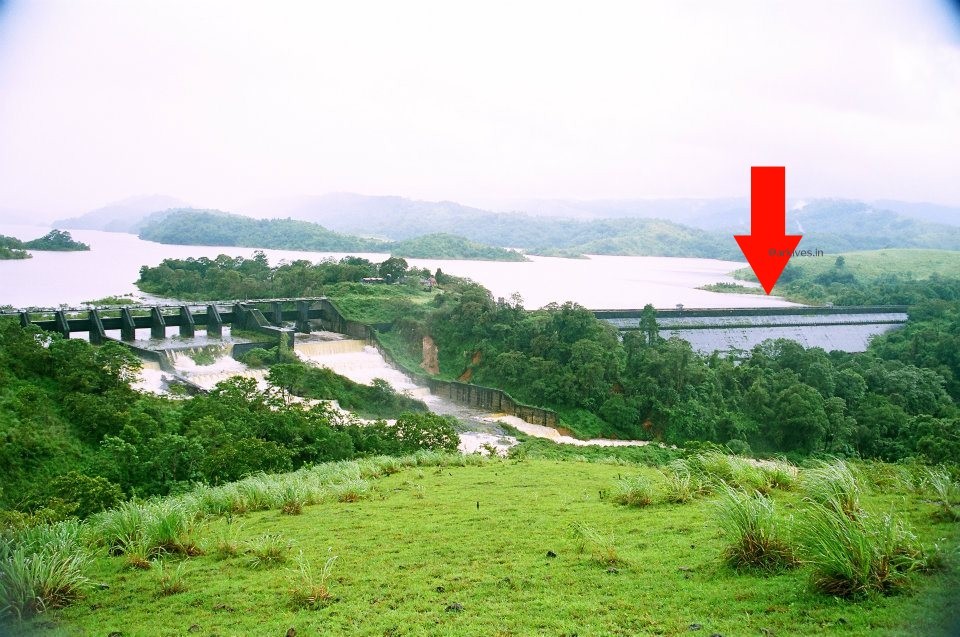 The area of claimed bend view in actual photograph of Mullaperiyar Dam.